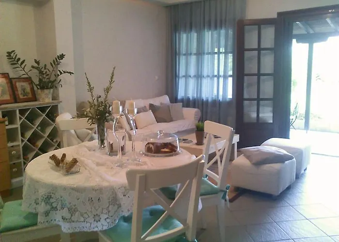 Vakantiehuis Cozy And Stylish Pool House