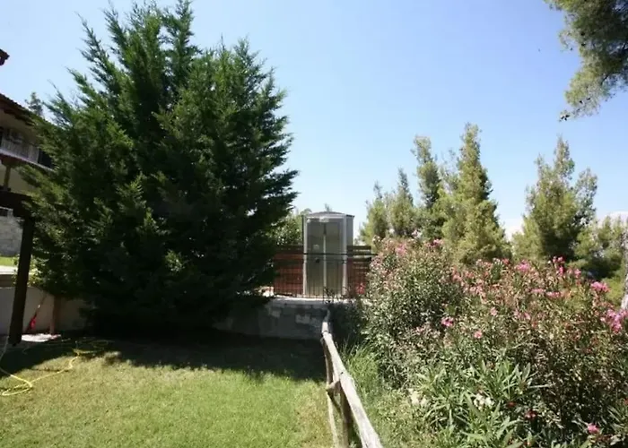 Cozy And Stylish Pool House